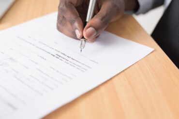 How to Write an Employment Contract for Restaurant Owners
